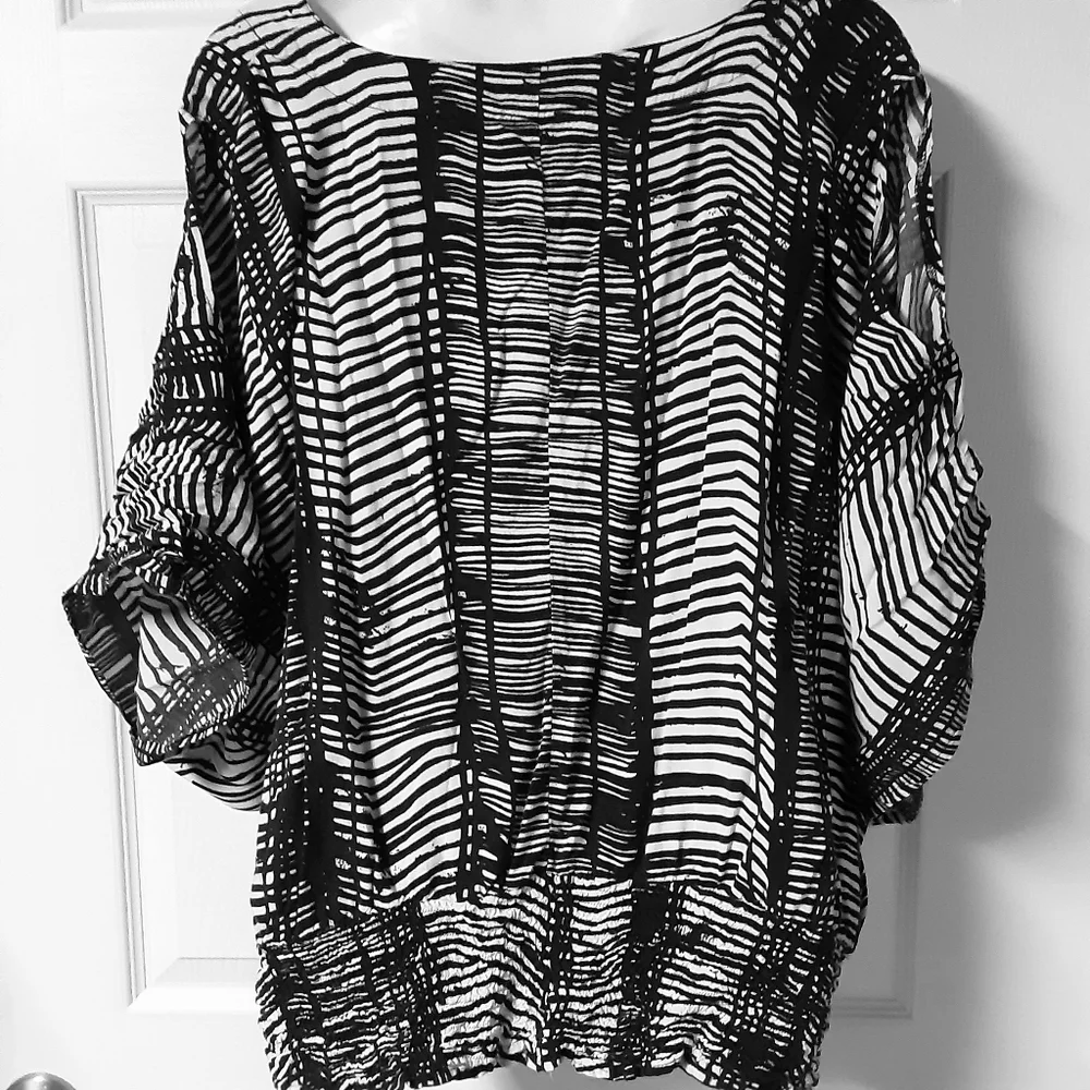 I.Q. & Co. Top Size 3X Stripe Cold Shoulder Dolman EUC - Picture 4 of 13